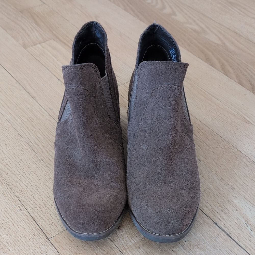 Me Too Brown Suede Ankle Booties
